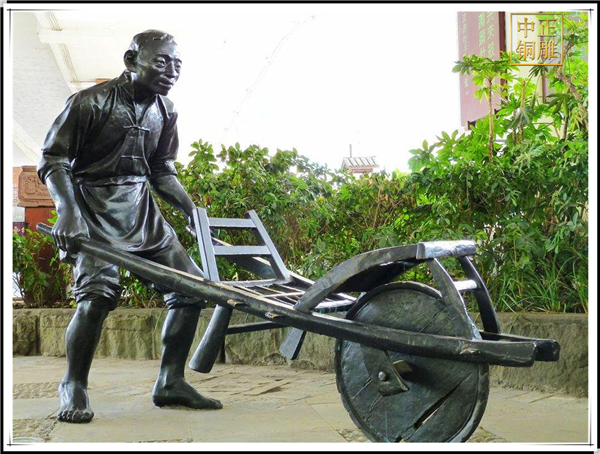 古代推車(chē)銅雕塑.jpg