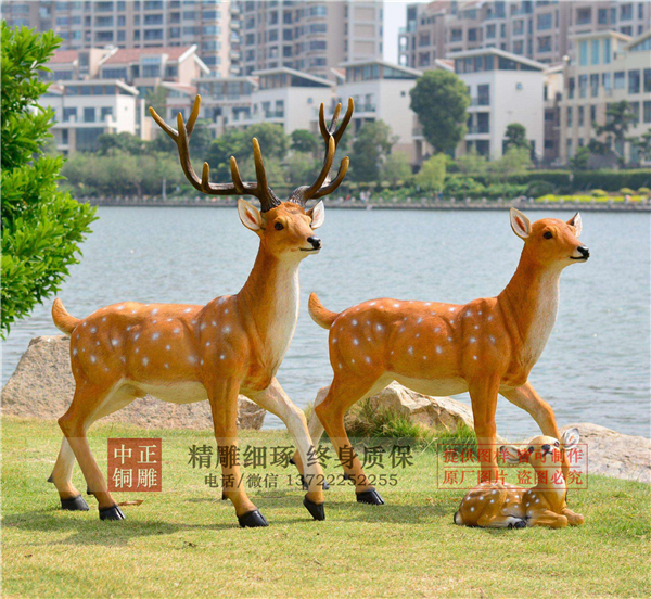 鑄銅彩繪臥著的小鹿.jpg 鑄銅彩繪臥著的小鹿.jpg