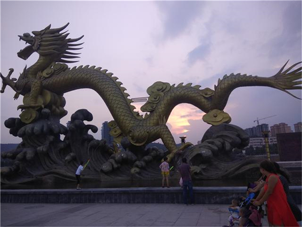 廣場(chǎng)大型龍雕塑.jpg 廣場(chǎng)大型龍雕塑.jpg