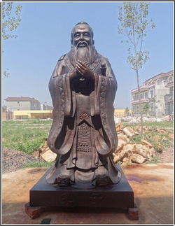 學(xué)?？鬃鱼~雕擺放