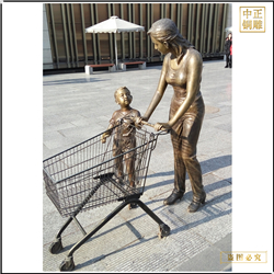 逛商場(chǎng)人物銅雕塑 逛商場(chǎng)人物銅雕塑