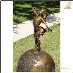 站在地球儀上的小女孩雕塑 站在地球儀上的小女孩雕塑